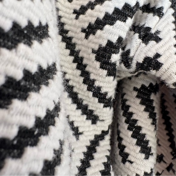 W5 Black and White Geometric Top - Picture 7 of 7